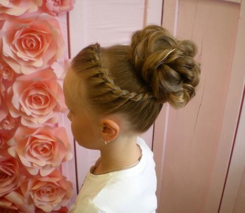 Знаете, я иногда провожаю свои гостей взглядом из окна, чтобы убедиться, что на расстоянии прическа смотрится хорошо. 02