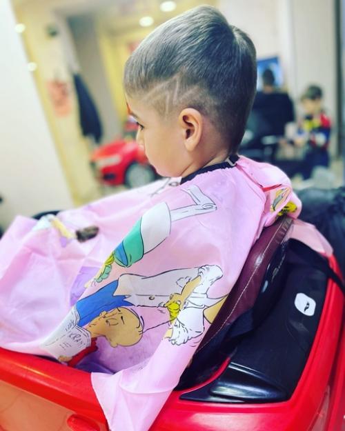 Взрослым бывает тяжело выбрать стрижку для себя, а что уже говорить про детей и подростков. 04