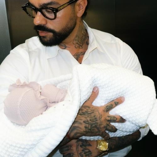 Тимати показал новорожденную дочку. 01