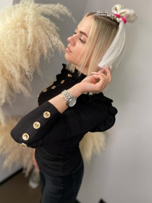 Мини причёска - два рожка с добавлением канекалона. 03