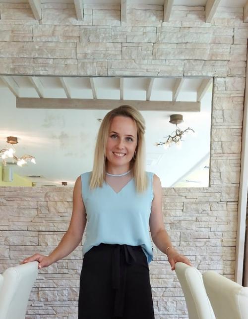 Знаете, я иногда провожаю свои гостей взглядом из окна, чтобы убедиться, что на расстоянии прическа смотрится хорошо. 06