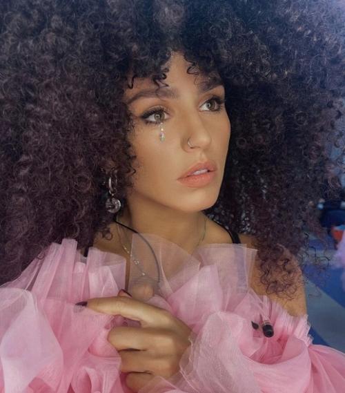 Певица Zivert после долгого перерыва вернулась на сцену в новом образе. 02