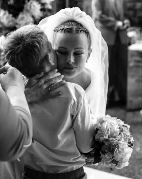 Она случайно приезжала мимо и решила зайти к нам в салон. 06