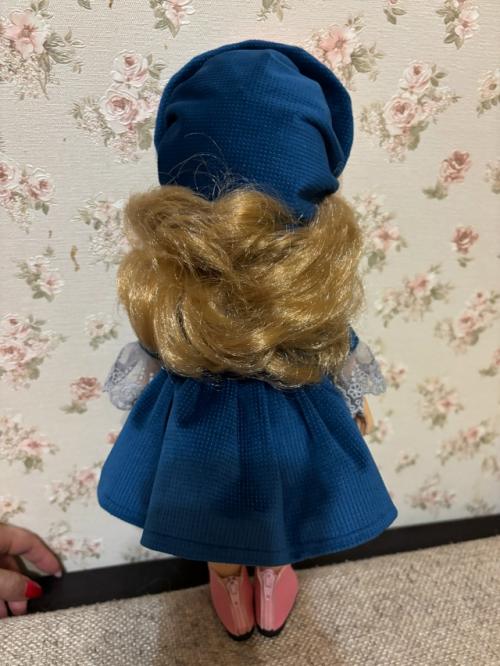 Девочка.  Стояла стояла на полочке.  раздевалась, прическа не нарушалась. 01