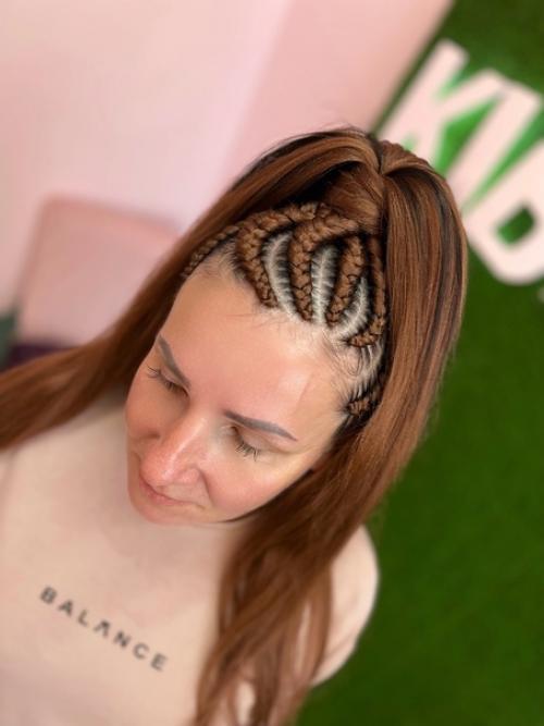 Брейды в хвост - одна из самых популярных и практичных причесок. 01