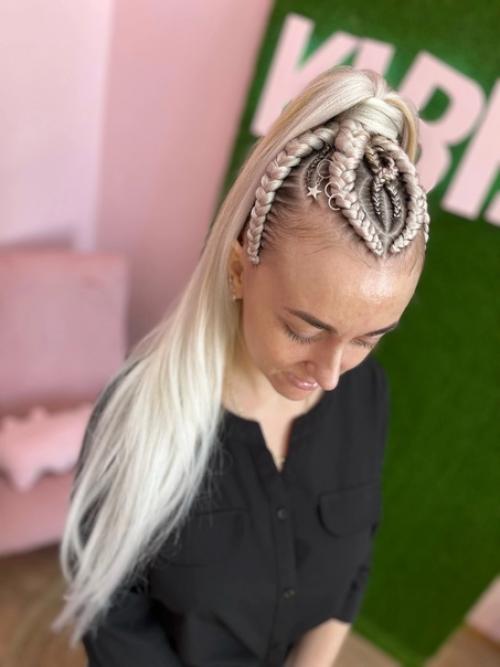 Брейды в хвост - одна из самых популярных и практичных причесок. 03