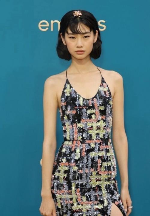 Хо Ен Чон из Игры в Кальмара на церемонии вручения премии Emmy Awards 2022. 06 Хо Ен Чон из Игры в Кальмара на церемонии вручения премии Emmy Awards 2022. 06