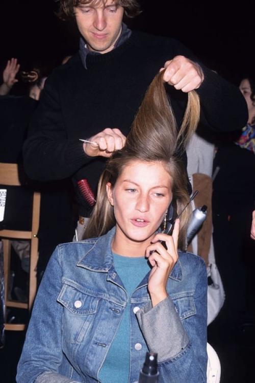 Фото - подборка от модного издания Harper's Bazaar: 8 иконичных снимков супермоделей, сделанных за кулисами в 90-х. 02