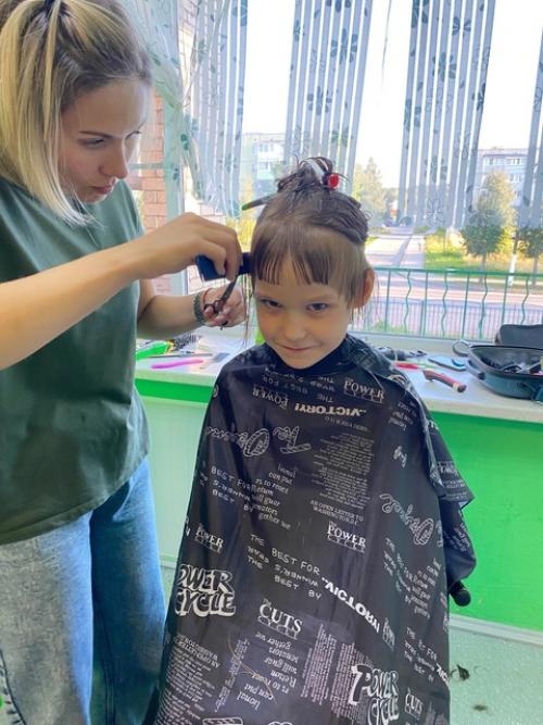 Воспитанников подпорожского СРЦН Семья посетили парикмахеры Захарова Елена и Абросимова Алина, чтобы устроить день красоты для детей. 05