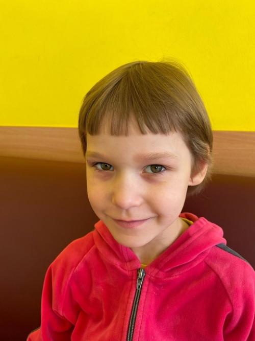 Воспитанников подпорожского СРЦН Семья посетили парикмахеры Захарова Елена и Абросимова Алина, чтобы устроить день красоты для детей. 06