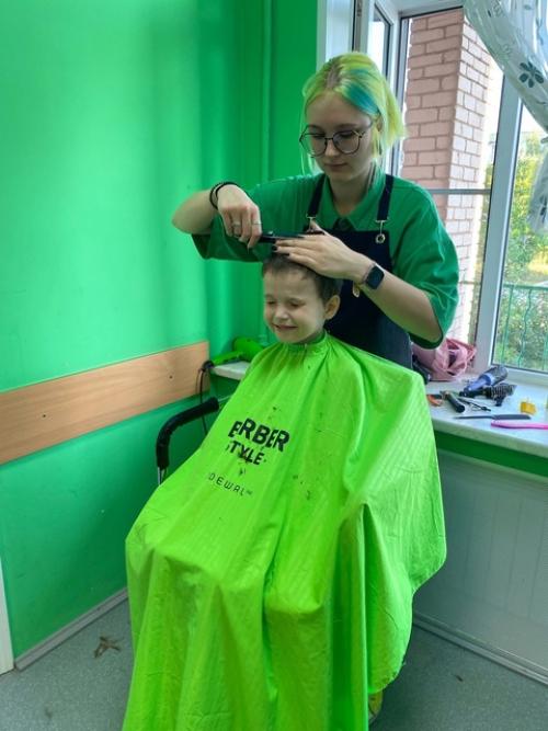 Воспитанников подпорожского СРЦН Семья посетили парикмахеры Захарова Елена и Абросимова Алина, чтобы устроить день красоты для детей. 04