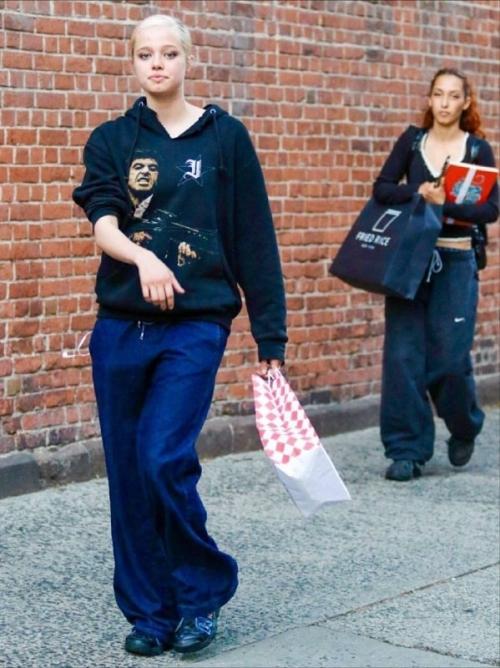 19-Летнюю дочь Анджелины Джоли и Брэда питта сфотографировали на шопинге с подружкой. 01