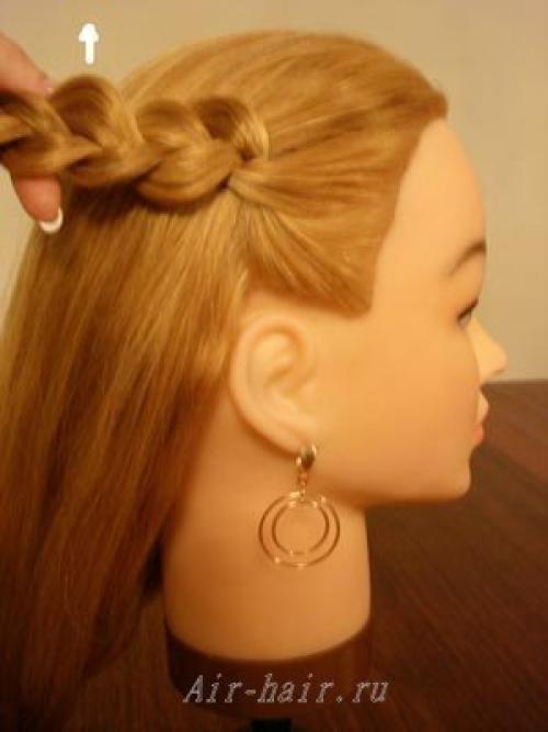Отделите две пряди волос у обеих висков. 02 Отделите две пряди волос у обеих висков. 02
