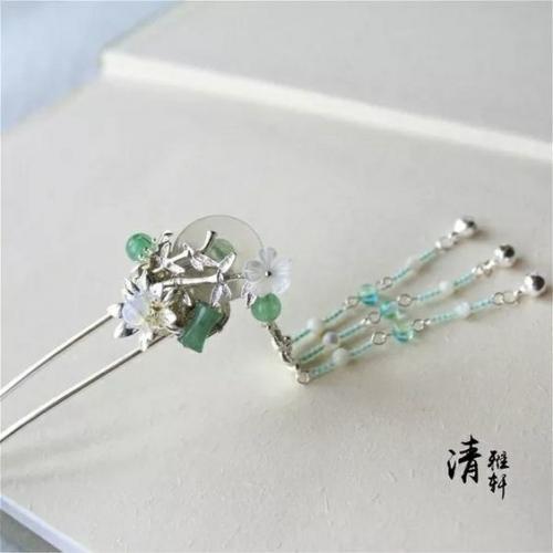 Интересно!   Во все времена женщины хотели быть красивыми и украшали свои причёски, одежду, носили ювелирные украшения. 02 Интересно!   Во все времена женщины хотели быть красивыми и украшали свои причёски, одежду, носили ювелирные украшения. 02