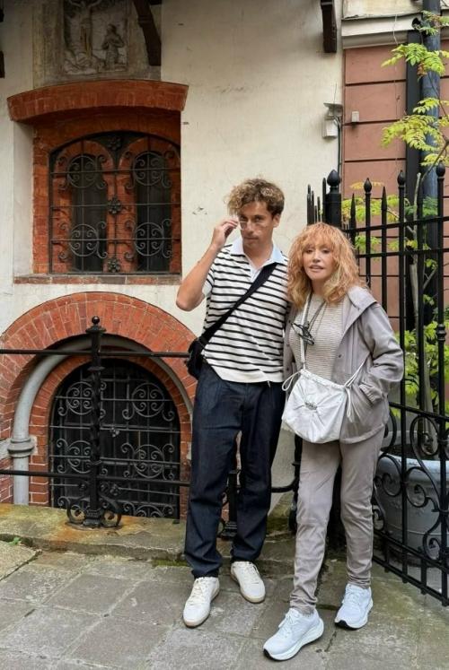 Пугачева с мужем - иноагентом Галкиным и детьми Гарри и Лизой 1 сентября проводят в риге. 04