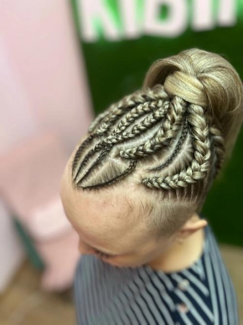 Брейды в хвост - одна из самых популярных и практичных причесок. 04