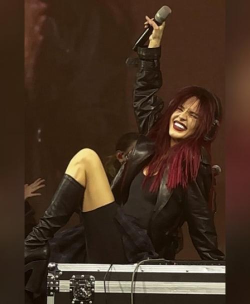 Певица Zivert после долгого перерыва вернулась на сцену в новом образе. 01