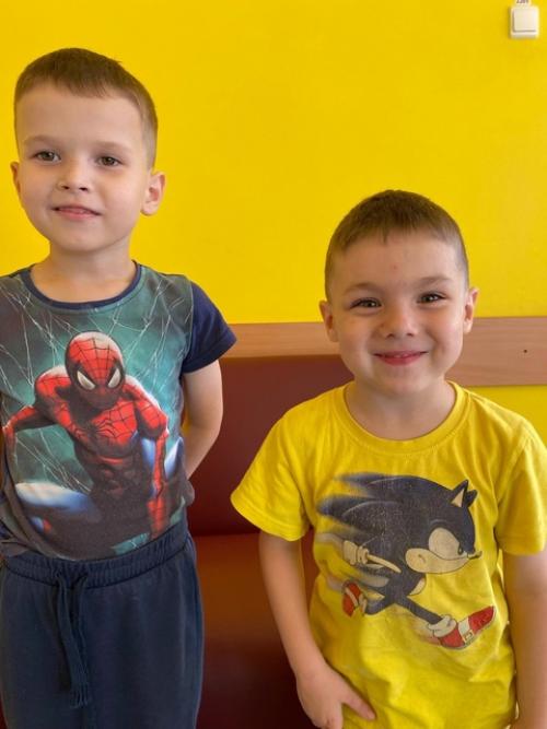 Воспитанников подпорожского СРЦН Семья посетили парикмахеры Захарова Елена и Абросимова Алина, чтобы устроить день красоты для детей. 03