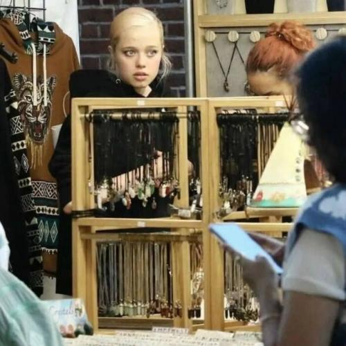 19-Летнюю дочь Анджелины Джоли и Брэда питта сфотографировали на шопинге с подружкой. 02