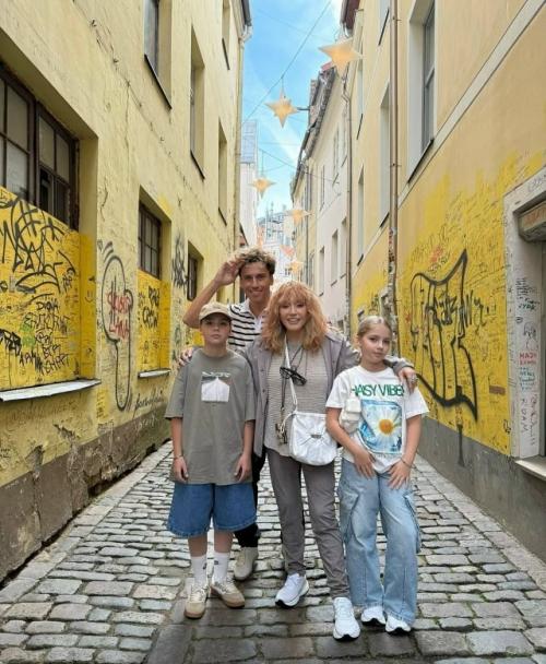 Пугачева с мужем - иноагентом Галкиным и детьми Гарри и Лизой 1 сентября проводят в риге. 02