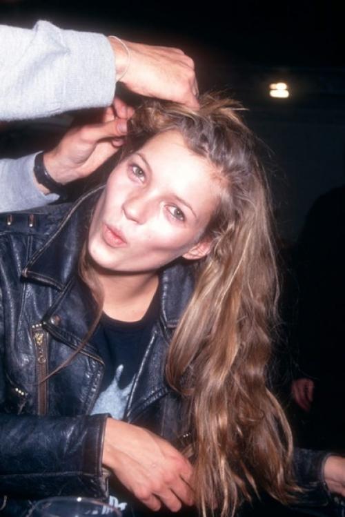 Фото - подборка от модного издания Harper's Bazaar: 8 иконичных снимков супермоделей, сделанных за кулисами в 90-х. 01