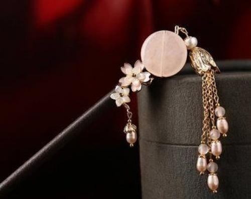 Интересно!   Во все времена женщины хотели быть красивыми и украшали свои причёски, одежду, носили ювелирные украшения. 04 Интересно!   Во все времена женщины хотели быть красивыми и украшали свои причёски, одежду, носили ювелирные украшения. 04