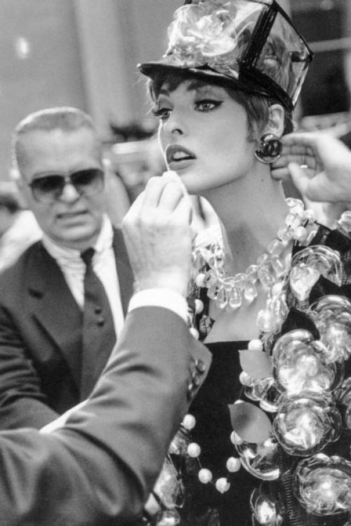 Фото - подборка от модного издания Harper's Bazaar: 8 иконичных снимков супермоделей, сделанных за кулисами в 90-х. 04