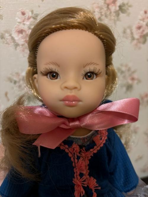 Девочка.  Стояла стояла на полочке.  раздевалась, прическа не нарушалась. 03