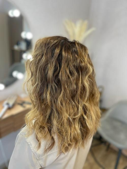 После моего урока, вы сможете самостоятельно укладывать свои волосы быстро и красиво в домашних условиях. 05