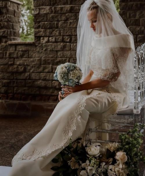 Она случайно приезжала мимо и решила зайти к нам в салон. 04