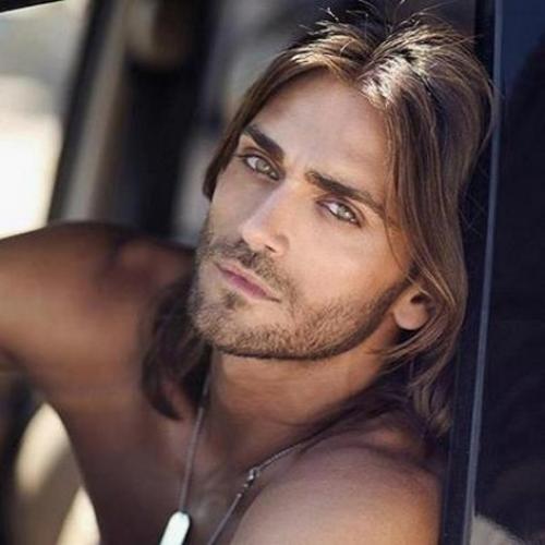 Когда-то очень давно, длинные волосы носили многие мужчины, так как они символизировали власть, силу, отвагу и благополучие. 02