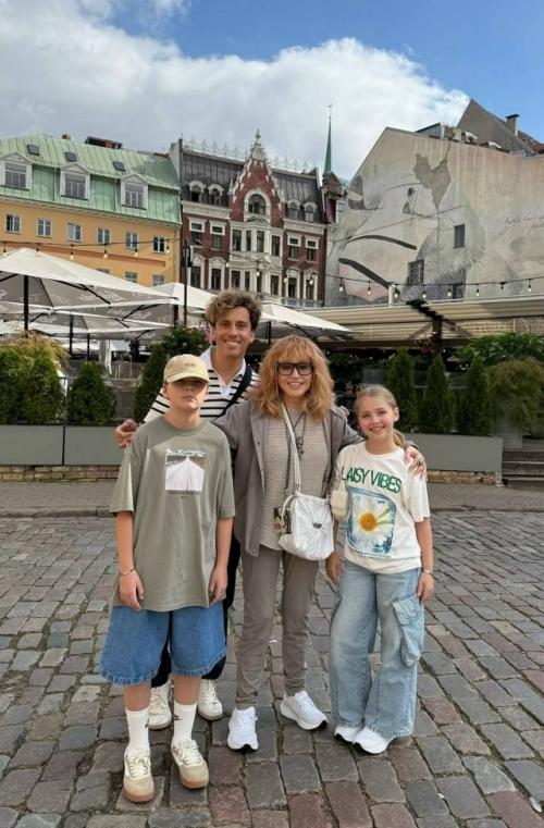 Пугачева с мужем - иноагентом Галкиным и детьми Гарри и Лизой 1 сентября проводят в риге. 01