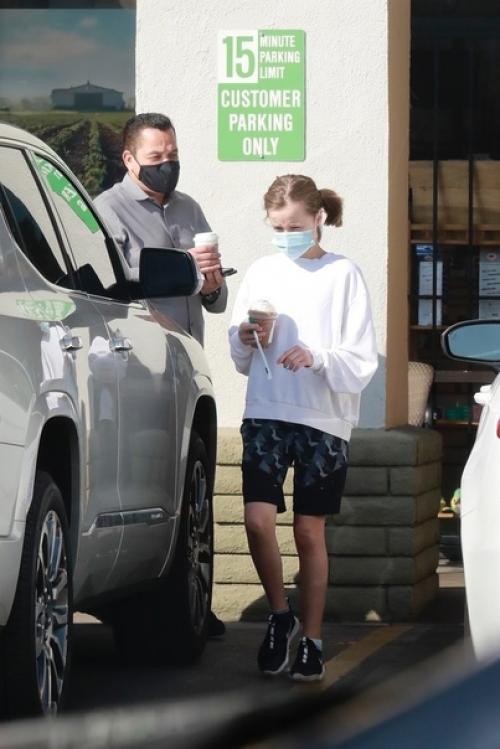 В серферских шортах и гордом одиночестве: дочь Анджелины Джоли на прогулке за кофе. 01