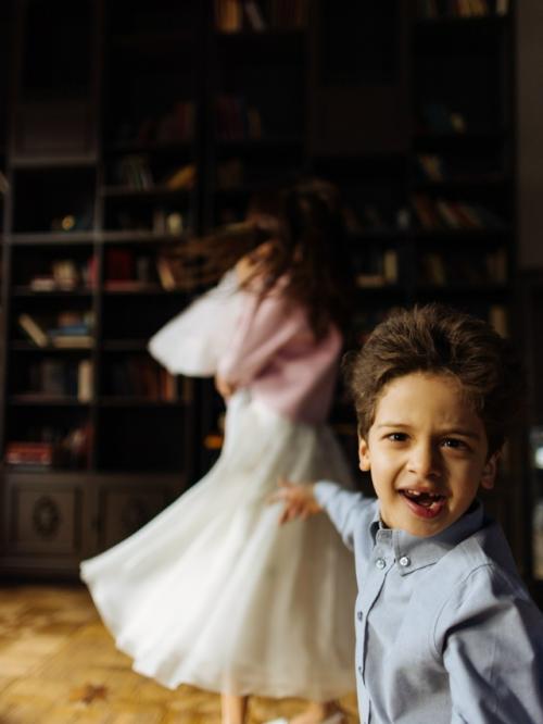 Равшана Куркова делится новогодней фотосессией с детьми - 5-летним Гаспаром и 2-летней Самирой. 05