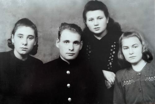 Уважаемые редакция блога и подписчики, представляю вашему вниманию архивные фото моей бабушки, Ольги Петровны. 02