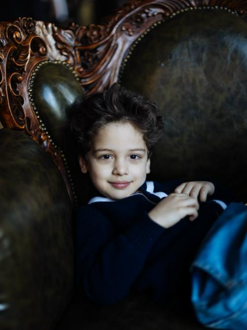 Равшана Куркова делится новогодней фотосессией с детьми - 5-летним Гаспаром и 2-летней Самирой. 02