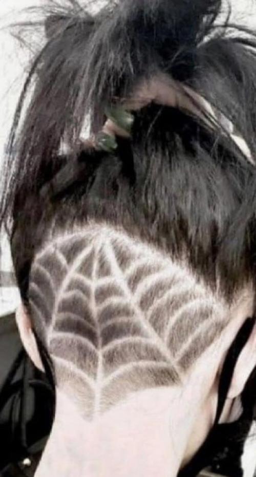 В Екатеринбурге девочке - подростку изуродовали стрижку. 01