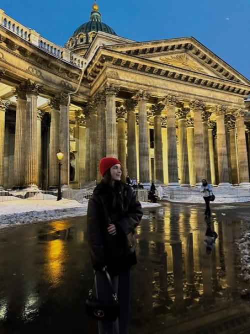 Петербург - это когда мимо проходящая девушка, доверяет тебе сделать ей фото, а потом фотографирует тебя. 01