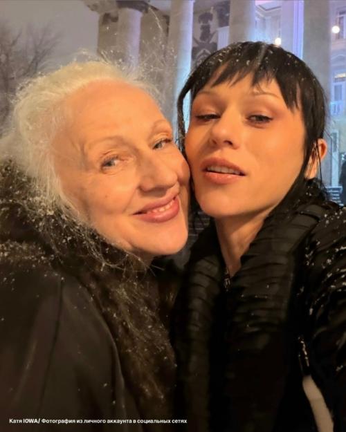 Катя Iowa поделилась трогательным фото с мужем и мамой, на котором видно, как тепло и уютно они проводят последние дни уходящего года.  