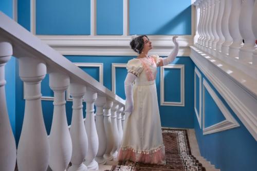 В апреле пройдет целых два танцевальных вечера в стиле ампир, так что вероятно придется выбирать куда пойти.  