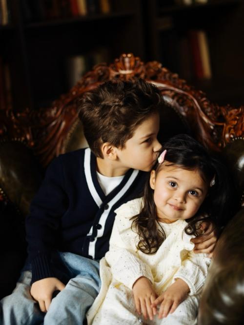 Равшана Куркова делится новогодней фотосессией с детьми - 5-летним Гаспаром и 2-летней Самирой. 01