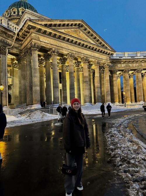 Петербург - это когда мимо проходящая девушка, доверяет тебе сделать ей фото, а потом фотографирует тебя. 02