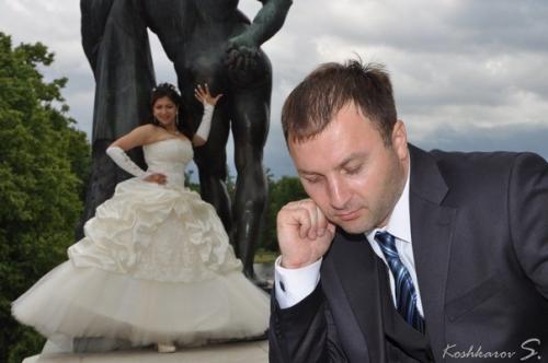 Только в том случае, если устраивать свадьбу, то , внимание, только с такими фото. 02