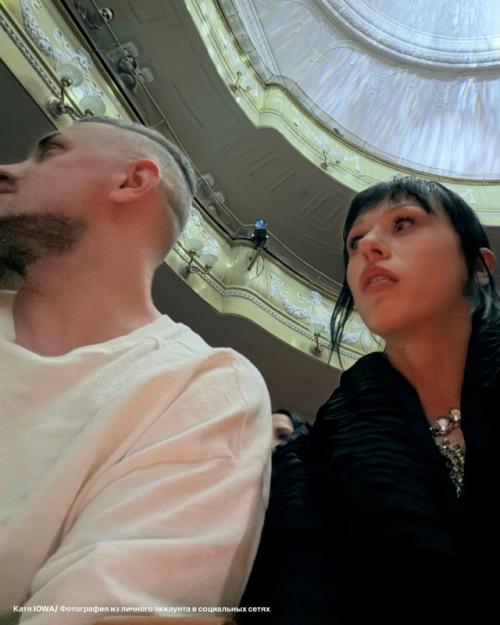 Катя Iowa поделилась трогательным фото с мужем и мамой, на котором видно, как тепло и уютно они проводят последние дни уходящего года. 01