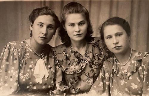 Уважаемые редакция блога и подписчики, представляю вашему вниманию архивные фото моей бабушки, Ольги Петровны. 03