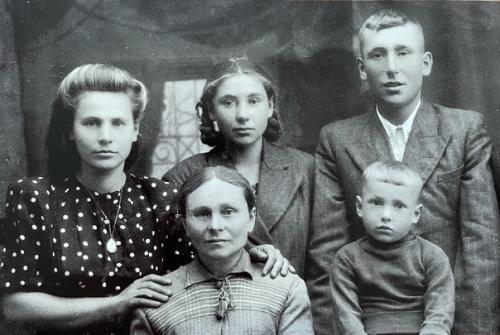 Уважаемые редакция блога и подписчики, представляю вашему вниманию архивные фото моей бабушки, Ольги Петровны. 01