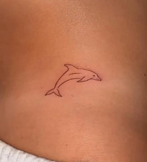 Певица Ханна набила Тату на бедре после удивительной истории на Мальдивах. 02