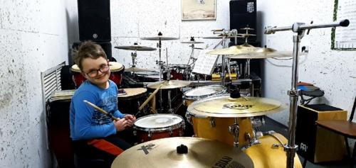 После каникул, на первое барабанное занятие пришёл новогодний Семён;. 02