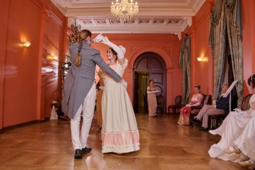 В апреле пройдет целых два танцевальных вечера в стиле ампир, так что вероятно придется выбирать куда пойти. 01