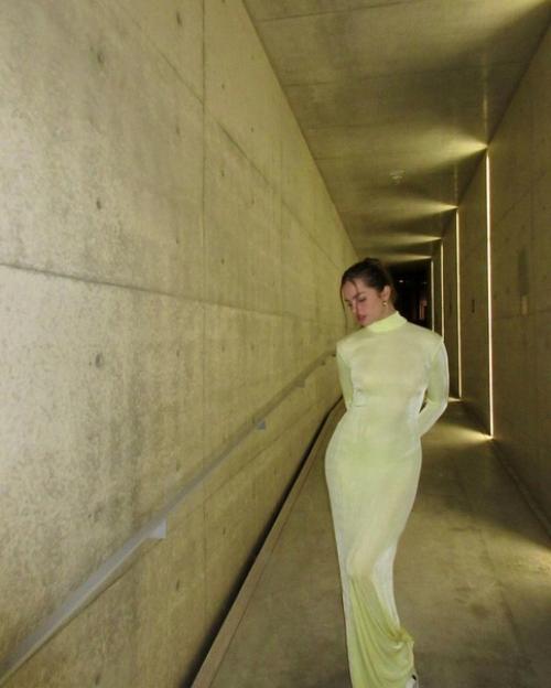 Эддисон Рэй в обтягивающем бледно-зеленом платье блистает. 01